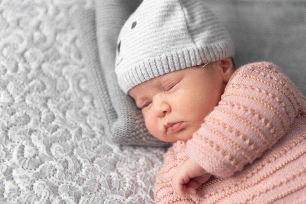 Fotografía de recién nacidos en Madrid: capturamos los primeros momentos de tu bebé con un enfoque natural y emotivo